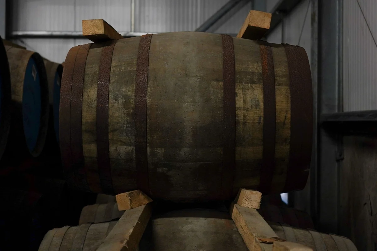 Tradycyjna beczka dębowa — serce i rzeźbiarz smaku szkockiej whisky. Źródło: 13threephotography / Getty Images
